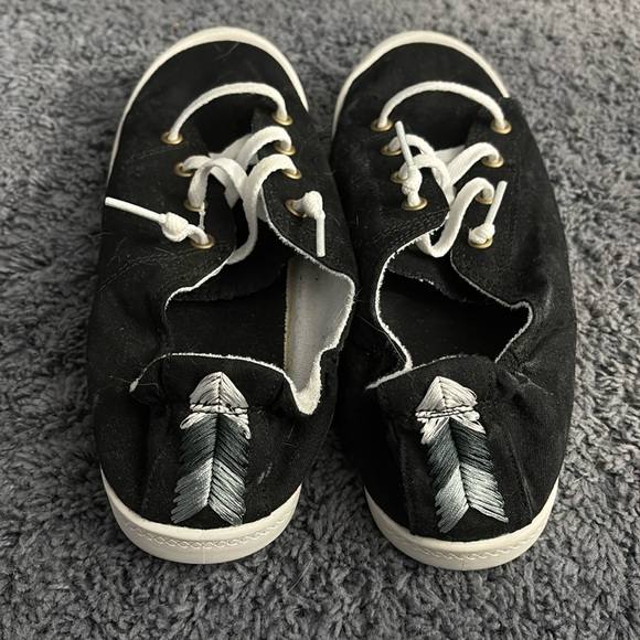 NWOT black size 10 memory foam shoes with a cute design on the back middle - Picture 3 of 5